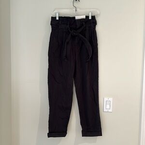 NWT American Eagle Taille Ultra-Haute High Rise Sz 2 26W. Black with tie.